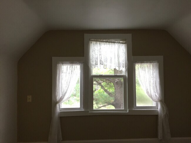 Building Photo - Beautiful 3 Bedroom 1 bath house in St. Paul