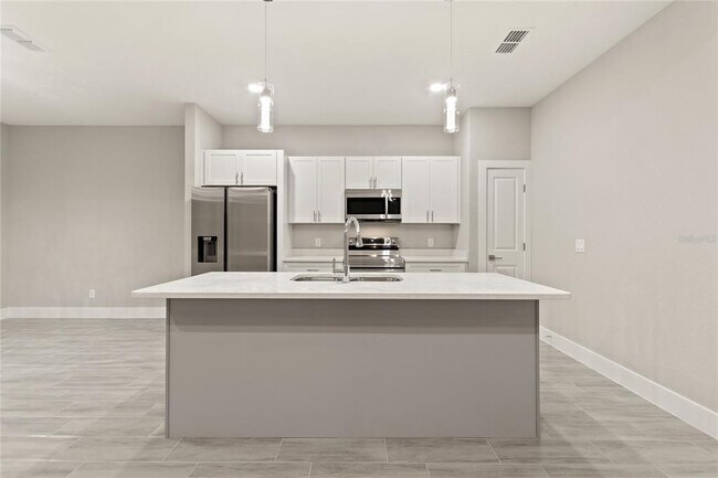 Building Photo - 330 Royal Palm Wy