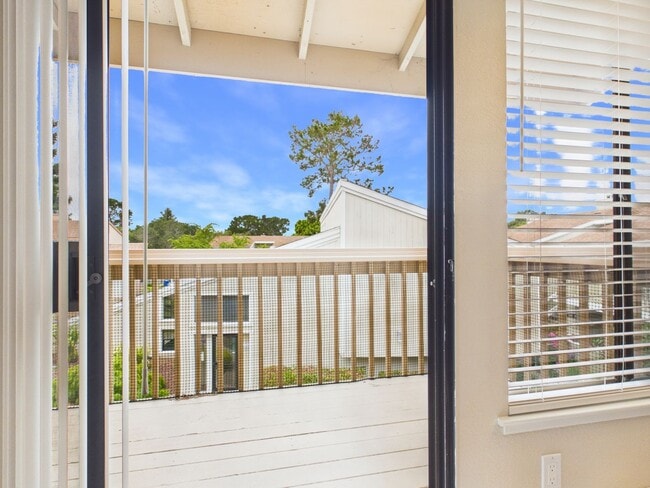 Building Photo - 2 Bedroom Condo at Kimberly Place in Monterey