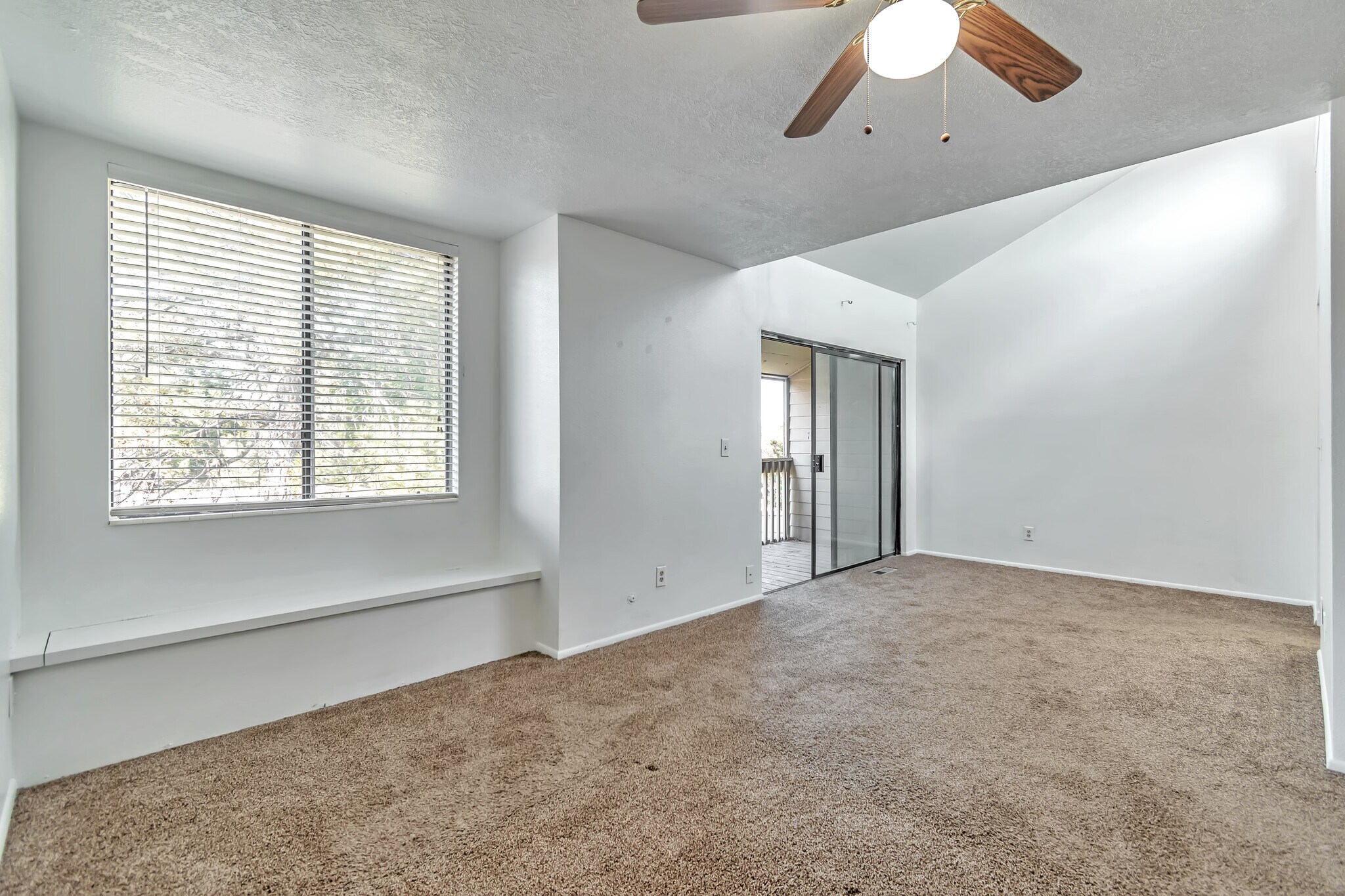 Building Photo - 1586 E Ventnor Ave