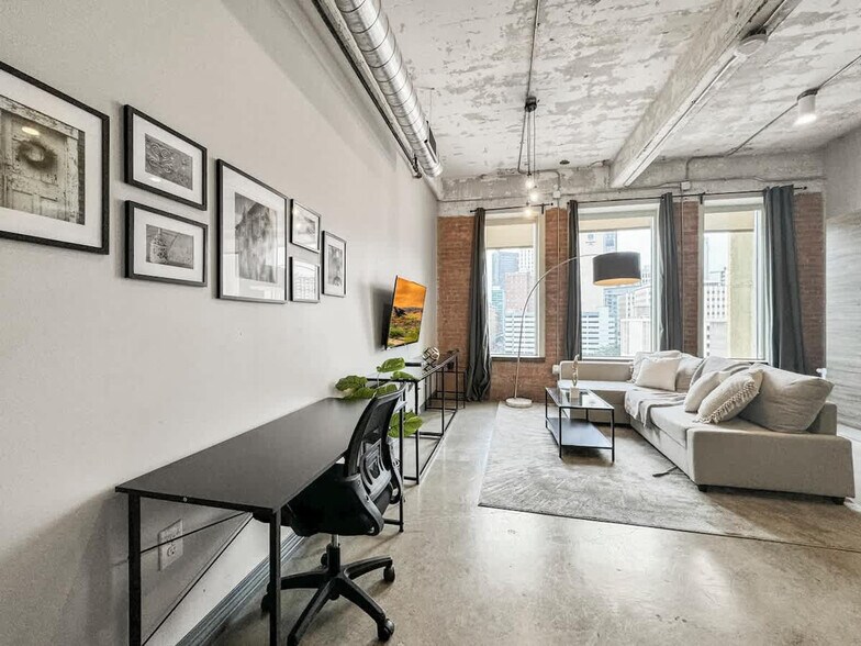 Building Photo - 500 S Ervay St