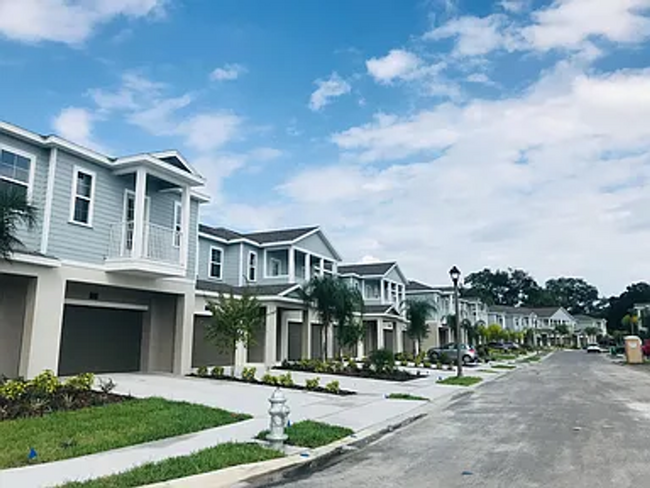 Building Photo - Spacious 3-Bedroom Townhouse in Grandview ...