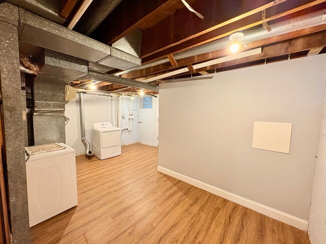 Building Photo - Spacious Townhome with Updated Kitchen & P...