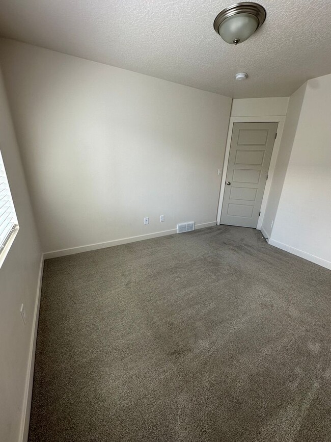 Building Photo - GET THE FIRST MONTHS RENT FOR FREE!!!