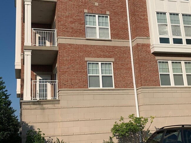 Building Photo - 101 Pointe Dr