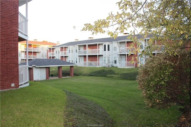 Building Photo - Available August!! One Bed, One Bath Downs...