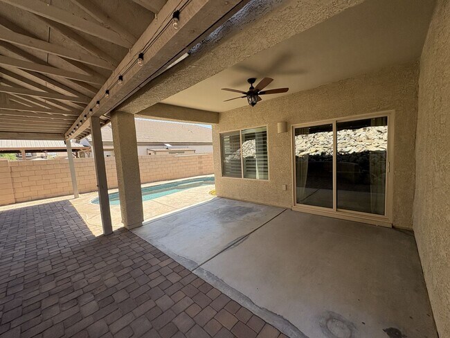 Building Photo - 4 bedroom plus Den 3 car garage with sparkling pool Vail School District