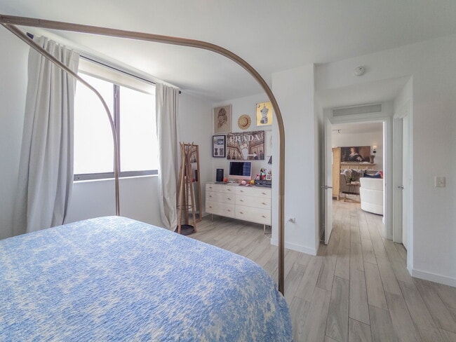 Building Photo - 999 SW 1st Ave