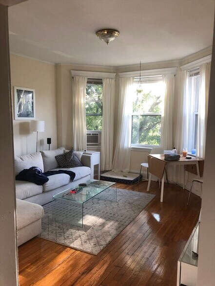 Primary Photo - 378 Riverway