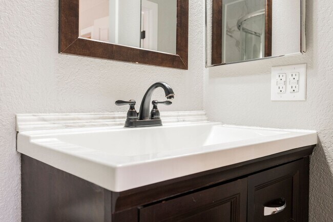 Building Photo - Fully Remodeled 3-Bedroom Townhome