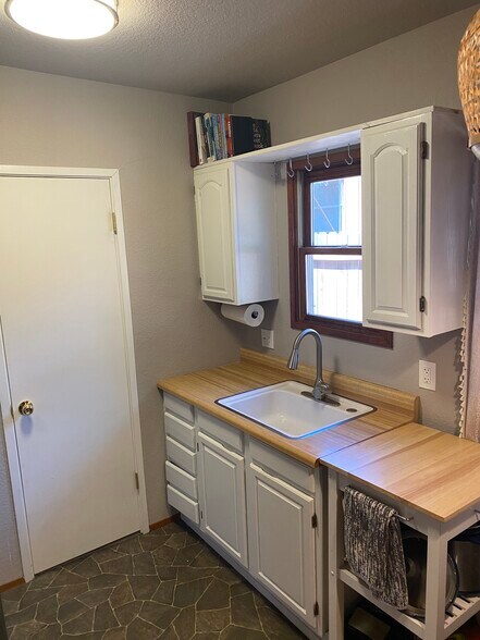 Full kitchen. - 415 10th St
