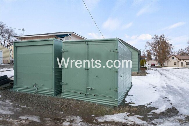 Building Photo - 1712 E Sanson Ave