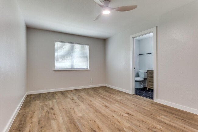 Building Photo - 4825 Cloverdale Ln