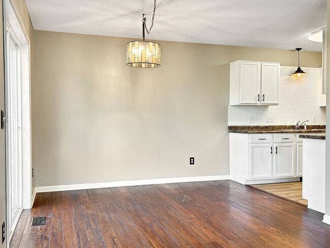 Building Photo - 13821 Edgewood Ave