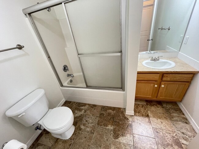 Building Photo - Clean 3 Bed 2 Bath in the Landings