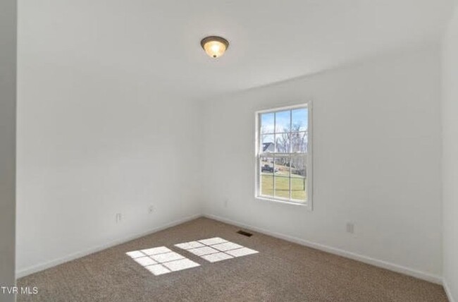 Building Photo - Newly renovated located in Patriot Pointe ...