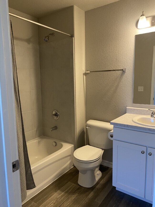 Building Photo - 3 bedroom - Samaritan Loop