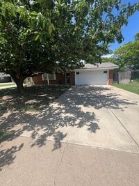 Building Photo - Large 3 bed 2 bath home