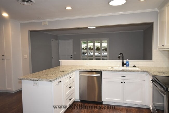 Building Photo - 415 Sutton Pl