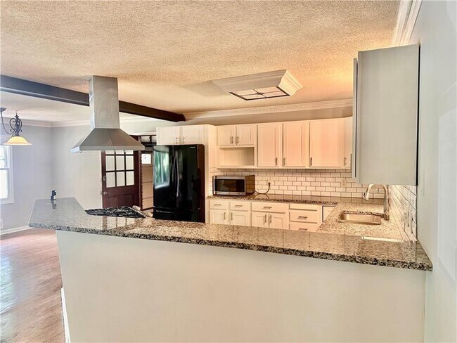 Building Photo - 2805 Pine Hill Dr