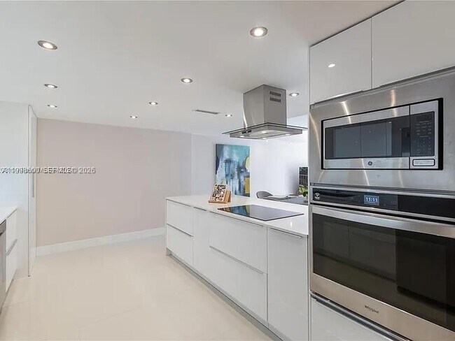 Building Photo - 1800 NE 114th St