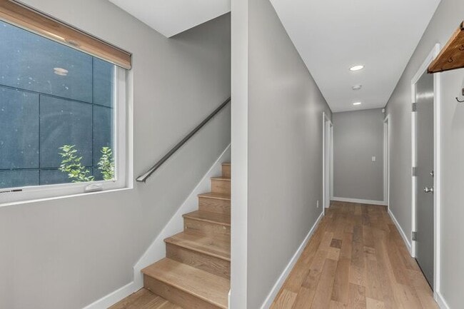 Building Photo - Stunning Standalone Townhome In Coveted Lincoln Park - Air Conditioned!