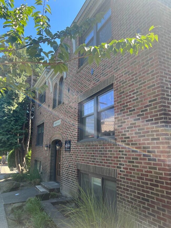 Building Photo - 571 Valley St