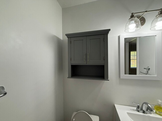 Building Photo - 908 Highland Dr