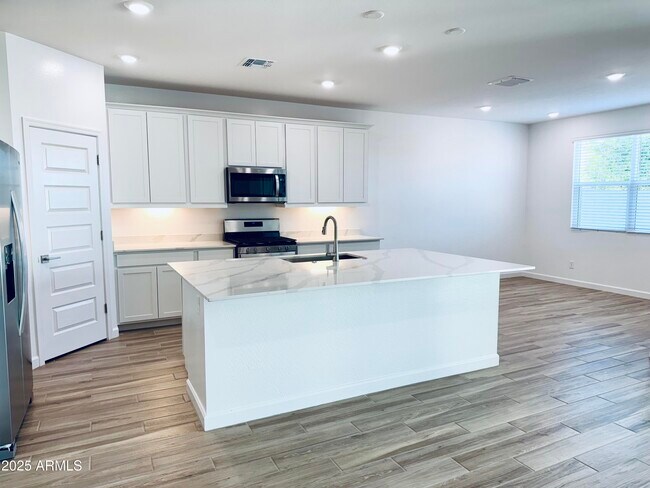 Building Photo - 15402 W Cottontail Ln
