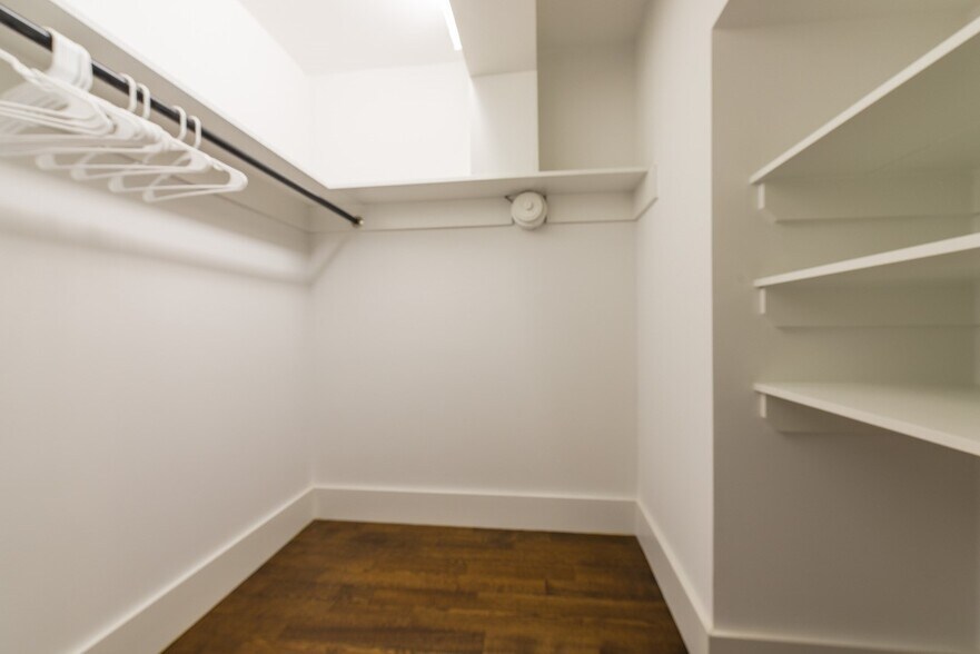 Building Photo - 2044 Beacon St