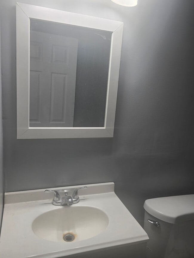 Building Photo - Three Bed 1 Bath Apartment for Rent!