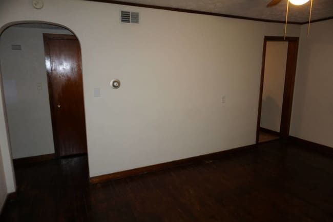 Building Photo - 204 N Geri St