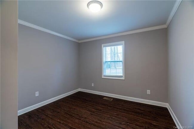 Building Photo - Two Bedroom Duplex Great Features and Comf...