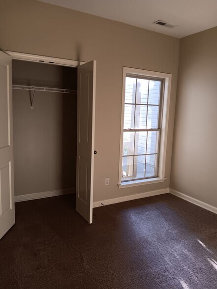 Bedroom 3 & closet - 1007 Meriweather Dr