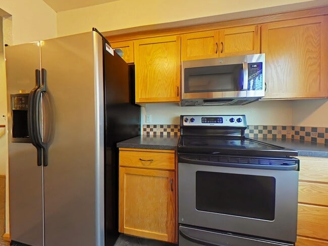 Building Photo - 3 Bedroom Townhouse ~ Close to Campus