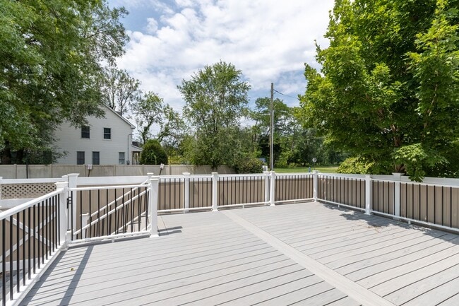 Building Photo - 2 bed 2.5 bath