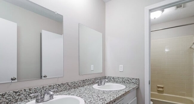 Building Photo - 17 Rotan Ct