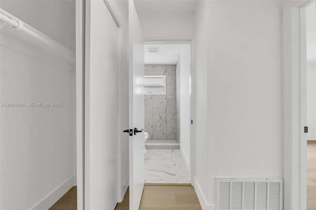 Building Photo - 1611 NE 50th Ct