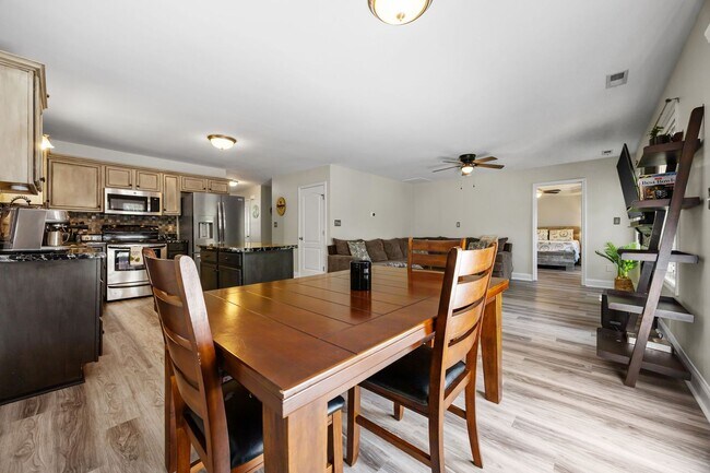 Building Photo - Fully Furnished Month to Month/Short Term Rental!