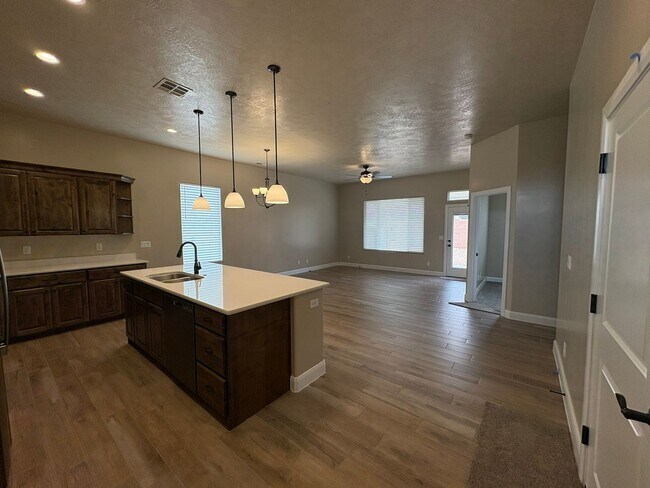 Building Photo - Townhome in Hurricane