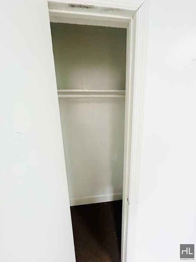 Building Photo - Your Front-Facing & Cozy 2 bedroom Apartme...