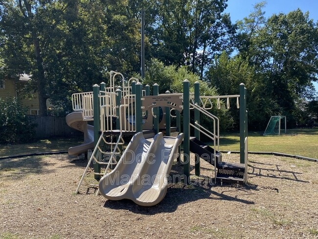 Building Photo - 813 Sledgehammer Dr