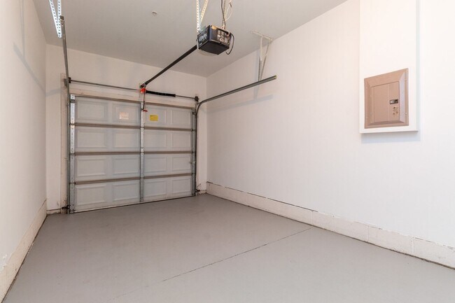 Building Photo - 422 Old Pine Way