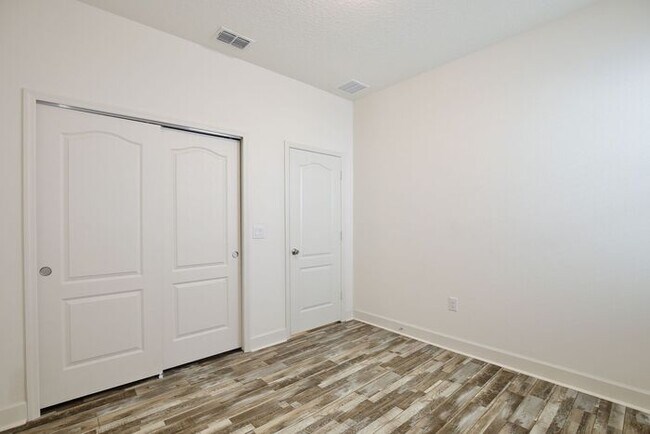 Building Photo - Gorgeous 4/3 Spacious Home with a 2 Car Garage Located on a Conservation Lot in Creekstone Neighb...