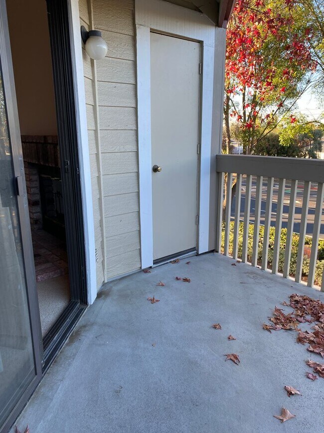 Building Photo - 3346 Smoketree Commons Dr
