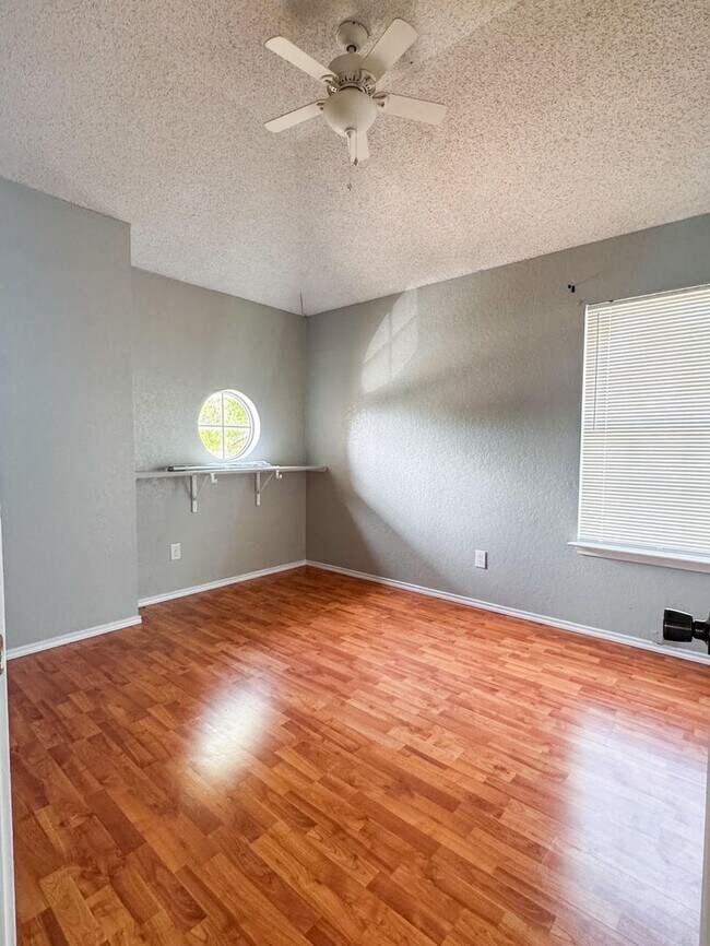 Building Photo - 4 bedroom, 2.5 bath close to Ft. Hood