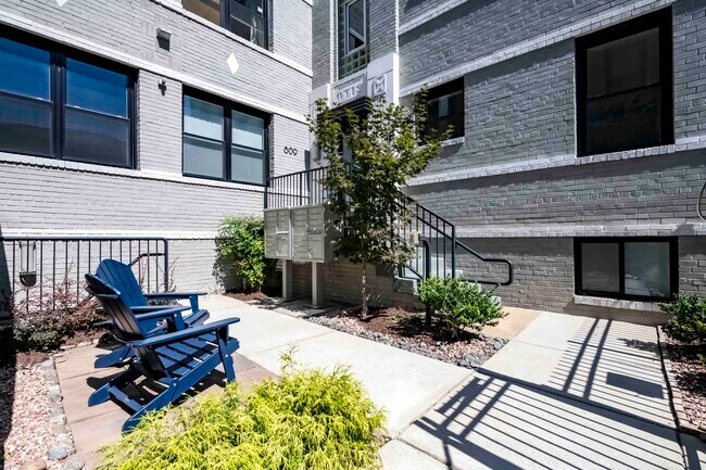 Building Photo - 809 Otis Pl NW