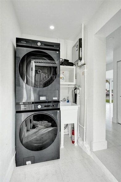 Building Photo - 1960 SE 5th Ct