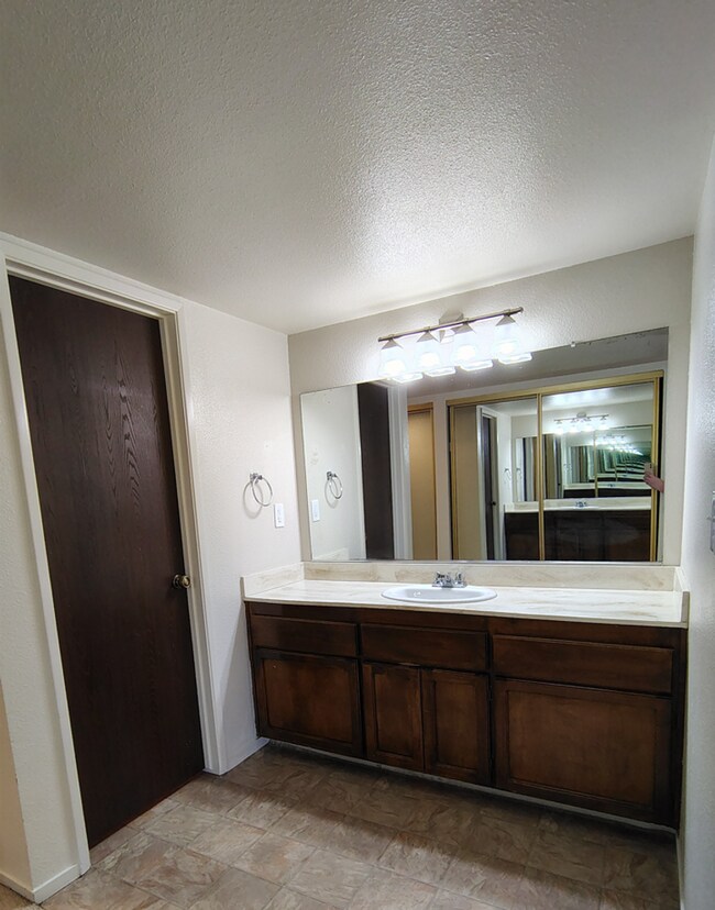 Building Photo - 1005 Sylvan Meadows Dr