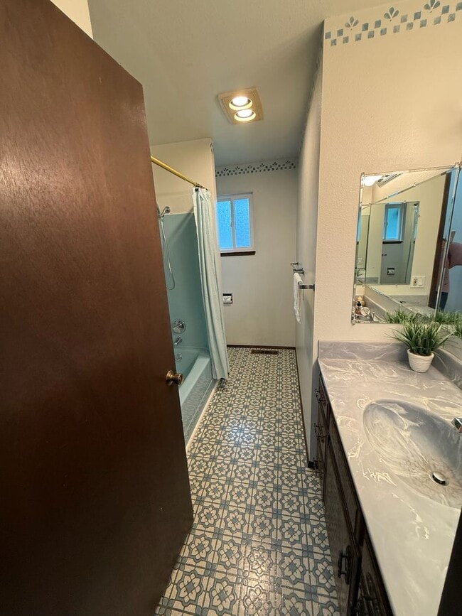 Building Photo - Gorgeous 4 bedroom home on corner lot in B...